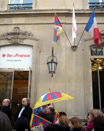 Tibetan National Flag Hoisted at Ile de France