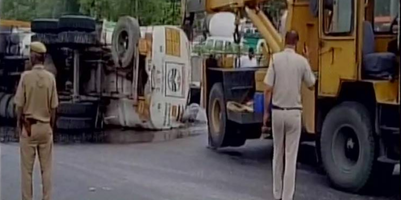Tanker Overturned, Spills Away 20,000 Liters Petrol