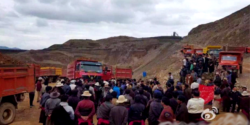 The local Chinese police have launched a violent tear-gas assault on Tibetan villagers in Qinghai’s Yulshul prefecture who were protesting over a mining project at their local mountains. The violent suppression of local Tibetan villagers last week led to the end of two month long protest against the suspected Chinese mining operations.