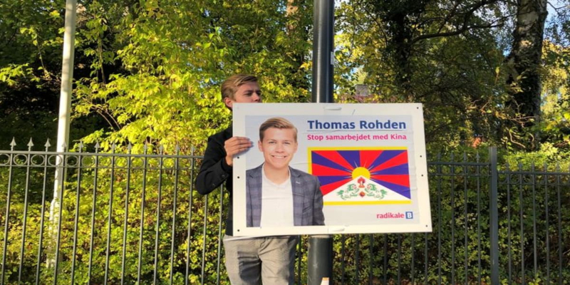 Outside the Chinese consulate in Denmark, election posters with Tibetan flags were placed.