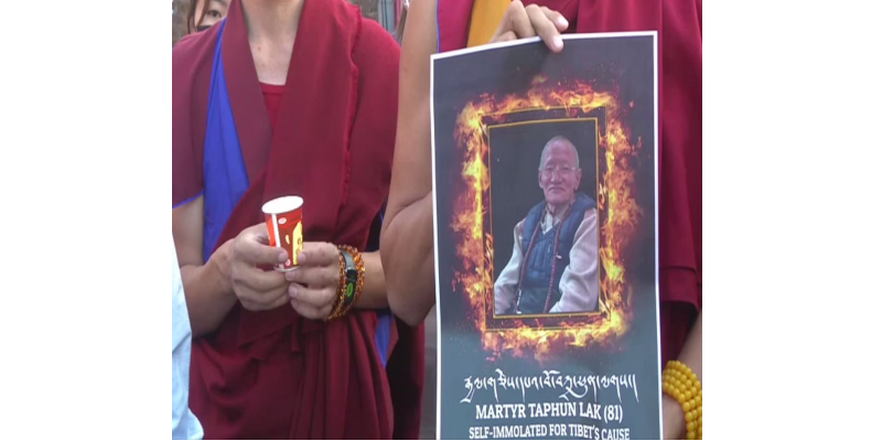 Tibetans observe candlelight vigil for 81-yrs man’s self-immolation.