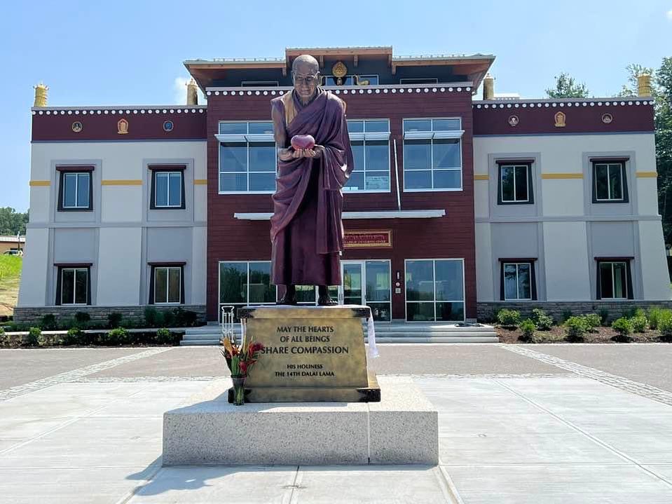 It also witnessed the unveiling of a statue of the spiritual leader in front of the library building.