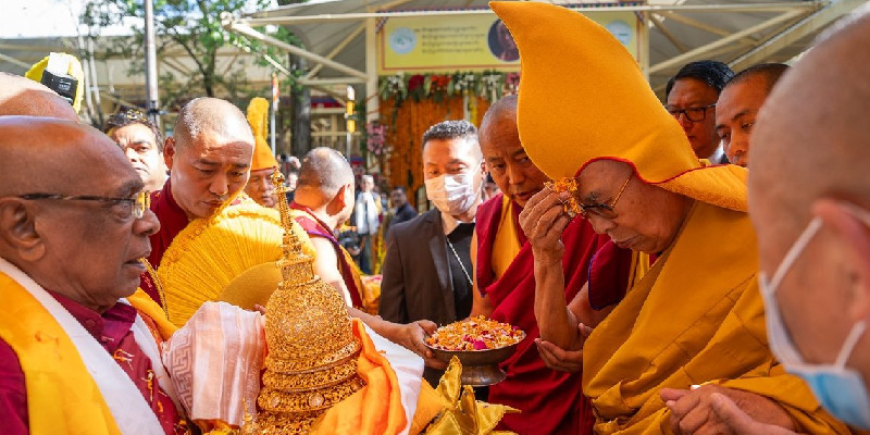 Sri Lankan Buddhist Delegation Presents Buddha Relics to the Dalai Lama